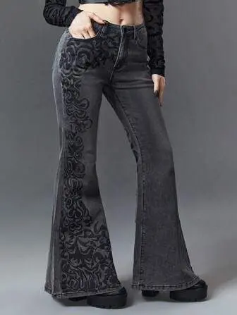 pantalon acampado gris con estampado negro